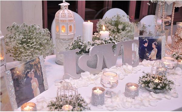 Trang trí bàn lễ tân tiệc đám cưới với ánh nến lung linh.