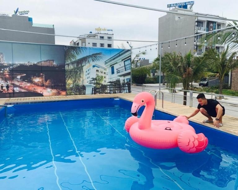 Hồ bơi ngoài trời tại Tân Trường Sơn Legacy Hotel