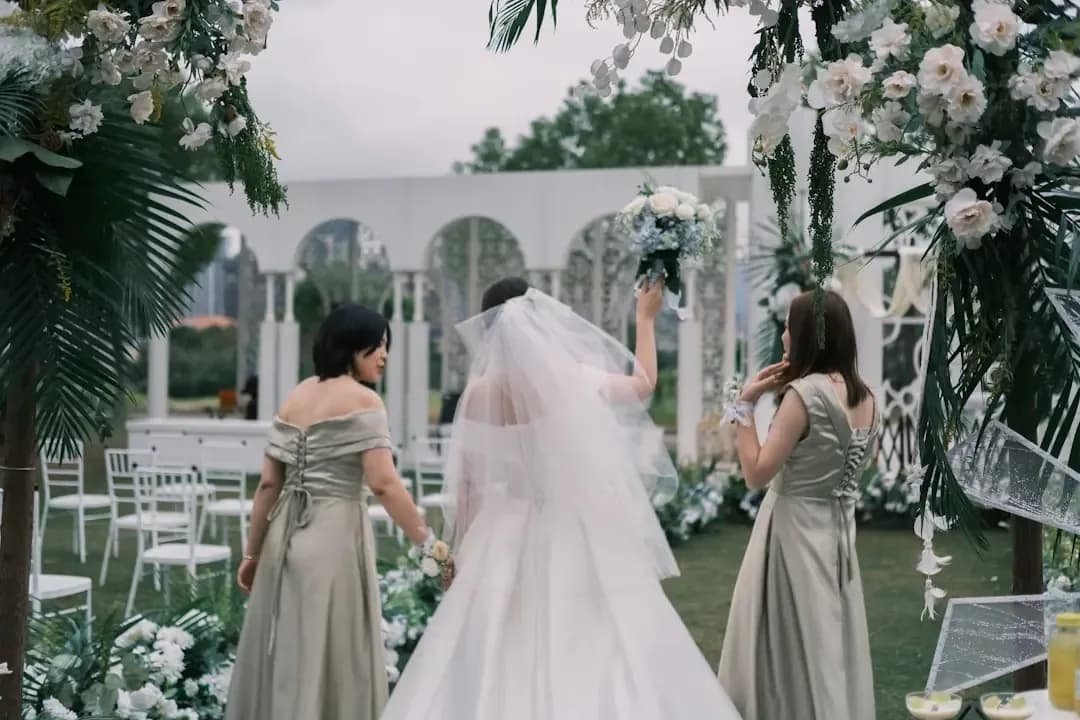 a couple of women standing next to each other