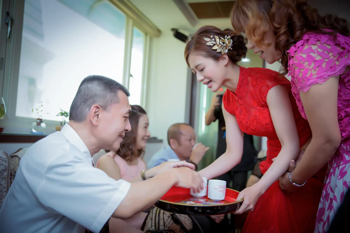 Cặp đôi trong trang phục đỏ và trắng, dùng làm ảnh minh họa cho bài hướng dẫn lễ ăn hỏi.