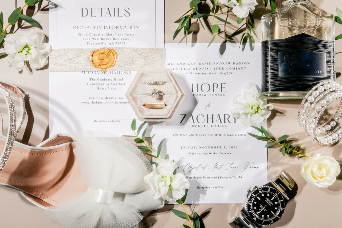 Bộ thiệp và phụ kiện cưới được sắp xếp trên bàn, ảnh minh họa cho hướng dẫn viết thiệp cưới.