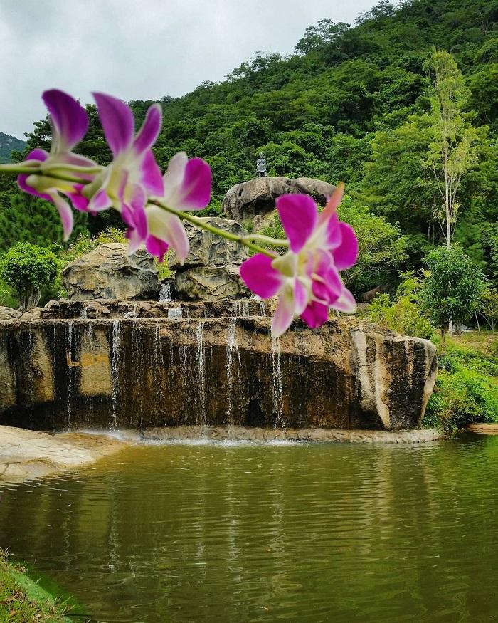 Dạo chơi quên lối về ở khu du lịch suối Hoa Lan Nha Trang